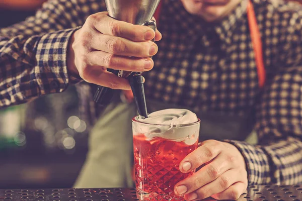 Barman, takže alkoholik koktejl v baru čítačů na panelu pozadí — Stock fotografie