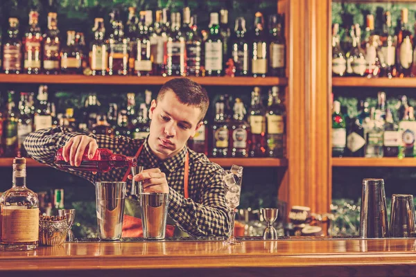 Maken van een alcoholische cocktail aan de bar barman teller op de bar achtergrond — Stockfoto