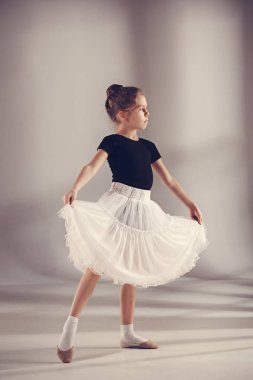 Gri arka plan üzerinde küçük balerin dansçı