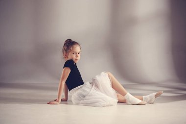Gri arka plan üzerinde küçük balerin dansçı