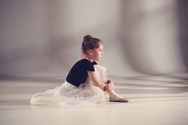 Gri arka plan üzerinde küçük balerin dansçı