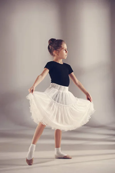 La pequeña bailarina de balerina sobre fondo gris —  Fotos de Stock