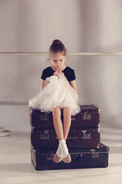 Dziewczynka jako tancerz balerina siedzi w studiu — Zdjęcie stockowe