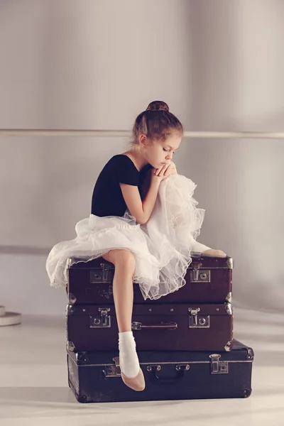 スタジオで座っている balerina ダンサーとして少女 — ストック写真