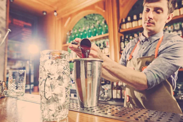 Experto barman está haciendo cóctel en el club nocturno. — Foto de Stock