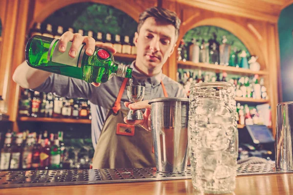 Experto barman está haciendo cóctel en el club nocturno. — Foto de Stock