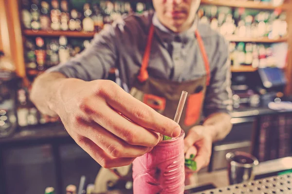 Experto barman está haciendo cóctel en el club nocturno. — Foto de Stock