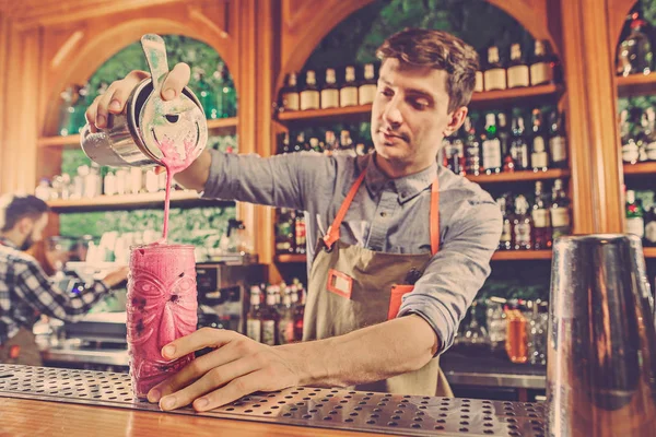 Experto barman está haciendo cóctel en el club nocturno. — Foto de Stock