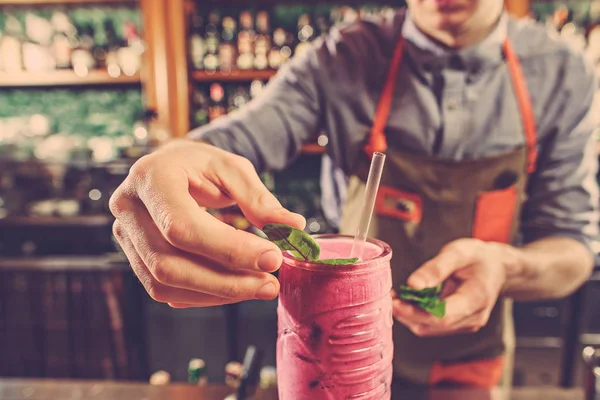 Experto barman está haciendo cóctel en el club nocturno. — Foto de Stock