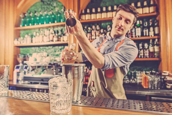Expert barman dělá koktejl v nočním klubu. — Stock fotografie