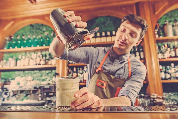 Experto barman está haciendo cóctel en el club nocturno. —  Fotos de Stock