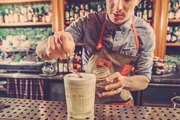 Expert barman dělá koktejl v nočním klubu. — Stock fotografie