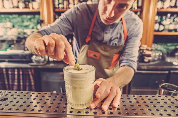 Experto barman está haciendo cóctel en el club nocturno. — Foto de Stock