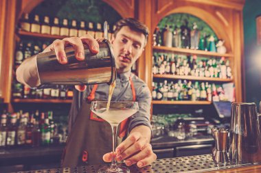 Uzman barmen gece kulübünde kokteyl hazırlıyor..