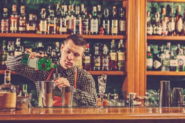 Barmen bir alkoliğin barda kokteyl yapım sayaç çubuğunda arka plan