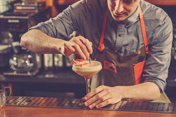 Experto barman está haciendo cóctel en el club nocturno. — Foto de Stock