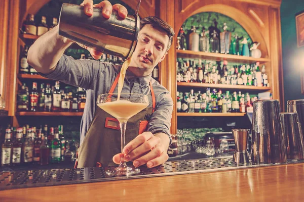 Experto barman está haciendo cóctel en el club nocturno. —  Fotos de Stock