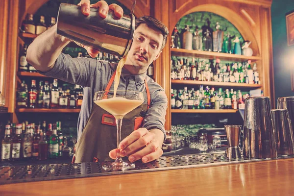 Experto barman está haciendo cóctel en el club nocturno. — Foto de Stock