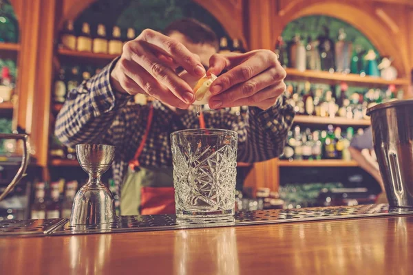 Бармен, роблячи алкоголіком коктейль у барі лічильники відвідувань на борті фону — стокове фото
