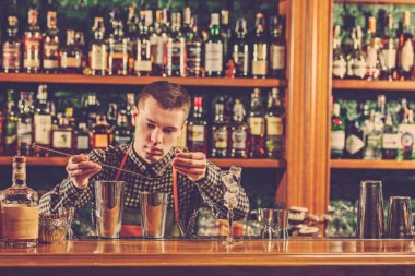 Barmen bir alkoliğin barda kokteyl yapım sayaç çubuğunda arka plan