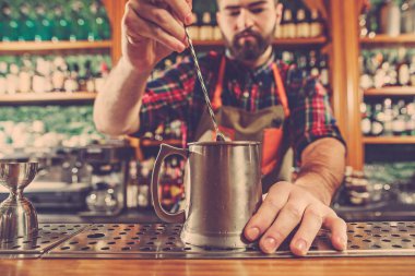 Barmen bir alkoliğin barda kokteyl yapım sayaç çubuğunda arka plan
