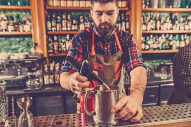 Barmen bir alkoliğin barda kokteyl yapım sayaç çubuğunda arka plan