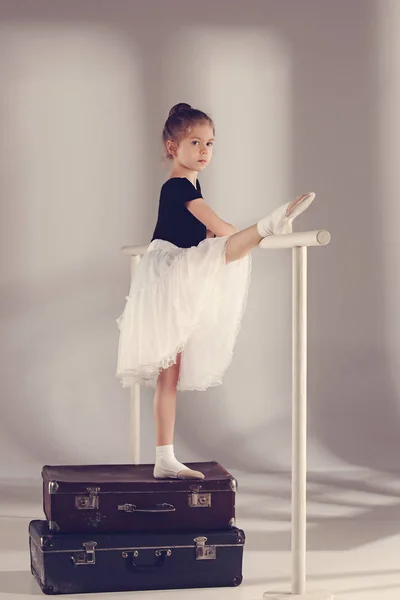 Маленькая девочка в роли балерины, стоящей в студии — стоковое фото