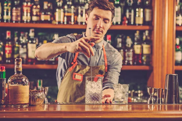 Experto barman está haciendo cóctel en el club nocturno. — Foto de Stock