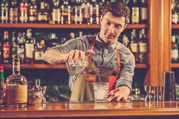 Experto barman está haciendo cóctel en el club nocturno. — Foto de Stock