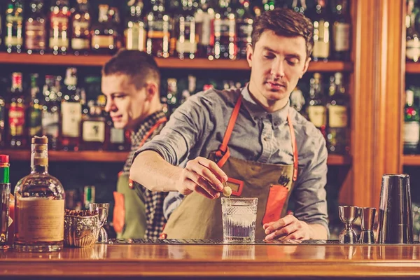 Experto barman está haciendo cóctel en el club nocturno. — Foto de Stock