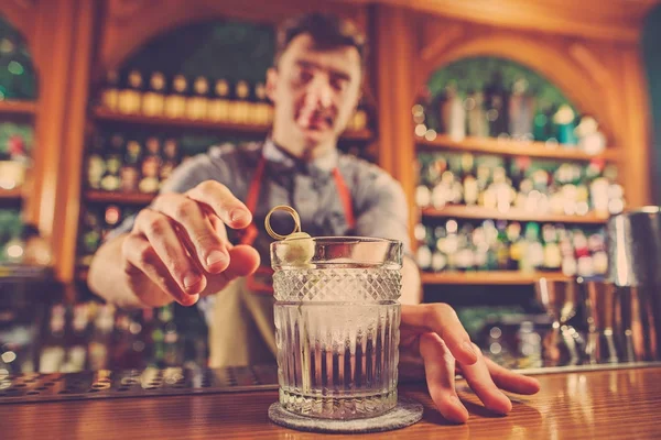 Uzman barmen gece kulübünde kokteyl hazırlıyor.. — Stok fotoğraf