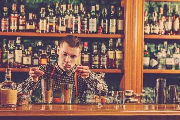 Barmen bir alkoliğin barda kokteyl yapım sayaç çubuğunda arka plan