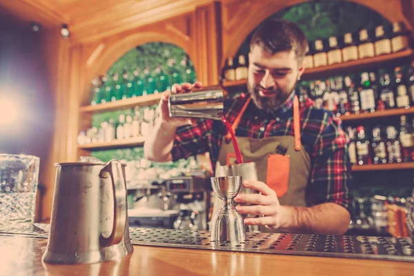 Barmen bir alkoliğin barda kokteyl yapım sayaç çubuğunda arka plan — Stok fotoğraf