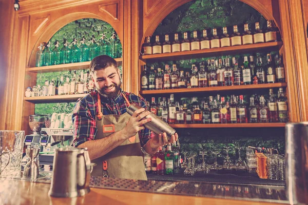 Barmen bir alkoliğin barda kokteyl yapım sayaç çubuğunda arka plan