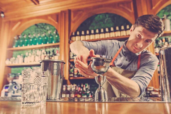 Experto barman está haciendo cóctel en el club nocturno. — Foto de Stock