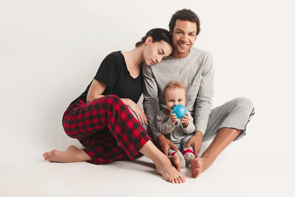 Een gelukkige familie — Stockfoto
