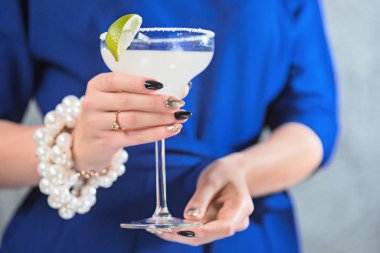 Egzotik kokteyl ve kadın eller