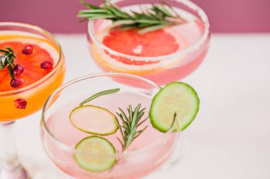 Gül, egzotik kokteyller ve pembe meyveler.