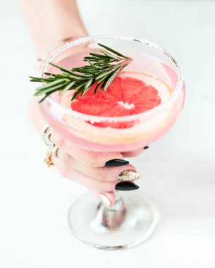 Gül egzotik kokteyller ve meyve ve el