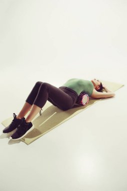 Genç bir kadının vücut jimnastik sınıfında germe Önden Görünüm.