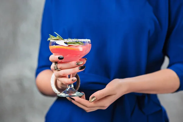 The exotic cocktail and female hands — Stock Photo, Image