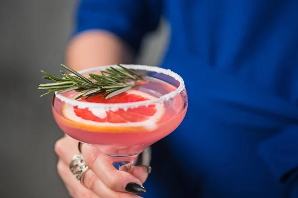 Il cocktail esotico e le mani femminili — Foto Stock