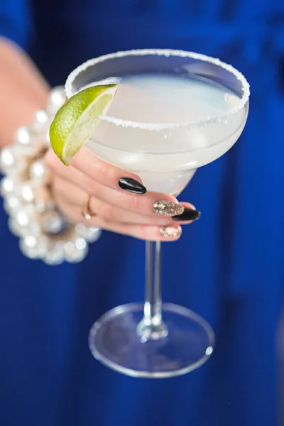 De exotische cocktail en vrouwelijke handen — Stockfoto