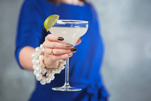 The exotic cocktail and female hands — Stock Photo, Image