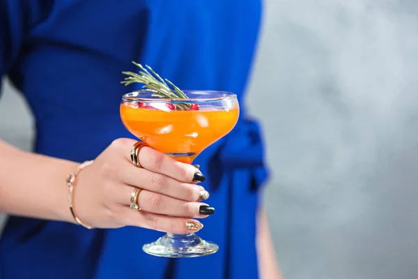 De exotische cocktail en vrouwelijke handen — Stockfoto