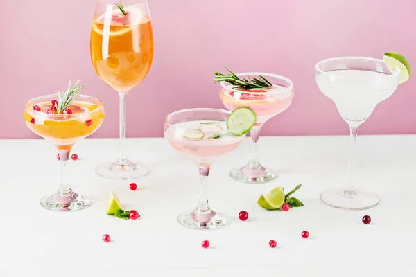 Рожеві екзотичні коктейлі та фрукти на рожевому — стокове фото