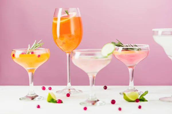 I cocktail esotici rosa e la frutta su rosa — Foto Stock