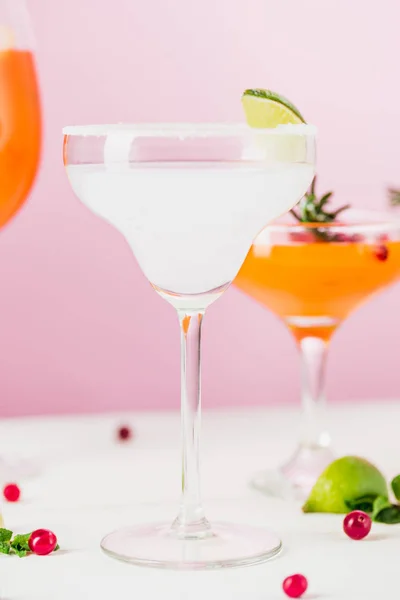 I cocktail esotici rosa e la frutta su rosa — Foto Stock