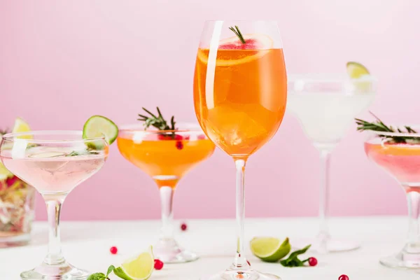 De roze exotische cocktails en vruchten op roze — Stockfoto