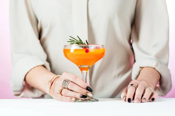 De roos exotische cocktails en de vruchten en de vrouwelijke hand — Stockfoto